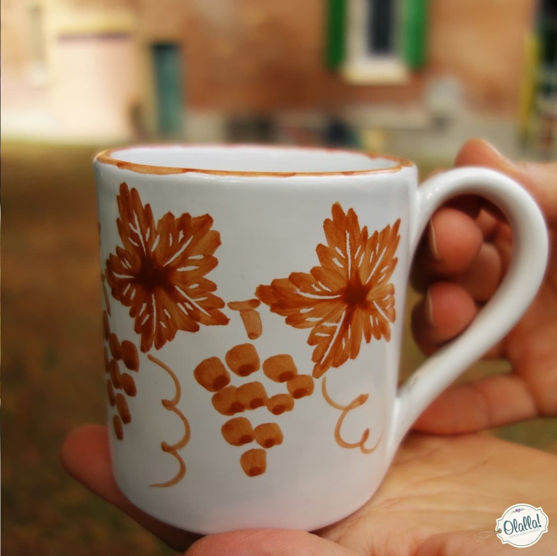 Tazza Mug Personalizzabile con Nomi o Frasi Spiritose Dipinta a Mano con Decoro ad Uva color Ruggine - immagine 3