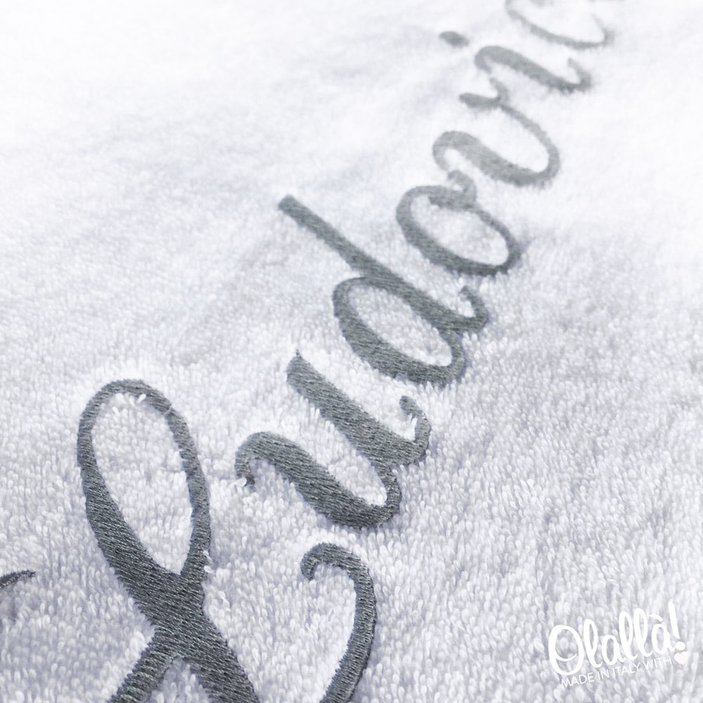 asciugamano-personalizzato-bianco-nome-corsivo-dettaglio1