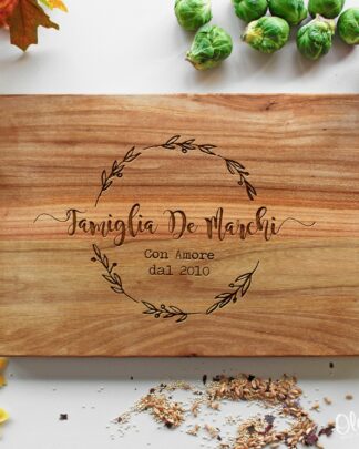 Tagliere in Legno Personalizzabile con Nome della Famiglia, Data e Coroncina di Foglie - Idea Regalo Originale
