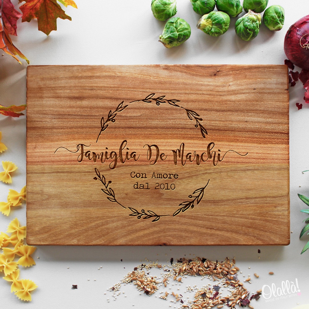 Tagliere in Legno Personalizzabile con Nome della Famiglia, Data e Coroncina di Foglie - Idea Regalo Originale