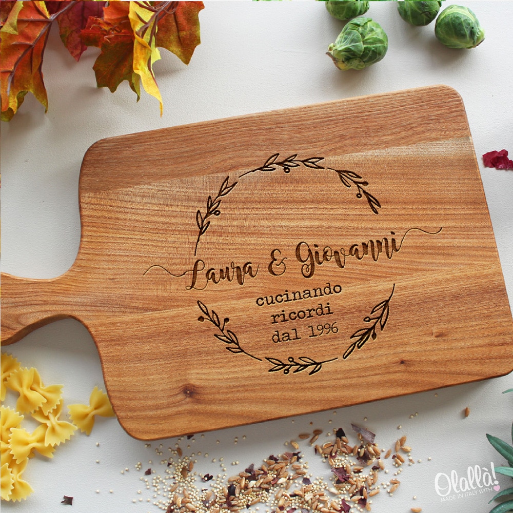 Tagliere in Legno Personalizzabile con Nome della Famiglia, Data e Coroncina di Foglie - Idea Regalo Originale - immagine 3