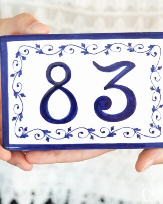 Numero Civico in Ceramica con Decoro a Ricciolo - Realizzato a Mano