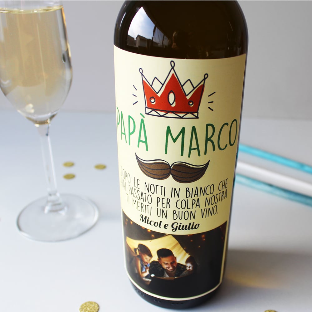 Bottiglia Personalizzata con Corona, Baffi, Dedica e Foto - Idea Regalo Festa del Papà - immagine 2