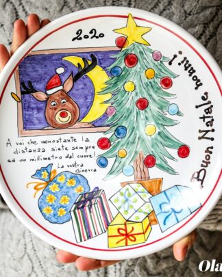 Piatto Natalizio in Ceramica Dipinto a Mano con Simpatica Renna e Albero e Frase Personalizzata
