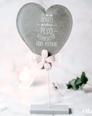 Decorazione Stile Shabby a Cuore con Fiore e scritta "Lo So, Dovrei Perdere Peso ma Io Odio Perdere"