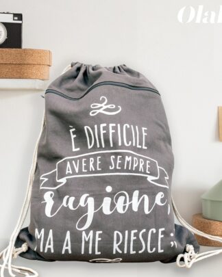 Zaino di Stoffa con Frase "E' Difficile Avere Sempre Ragione, Ma a Me Riesce ;)"  - Idea Regalo per Amica