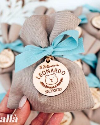 Sacchettino Porta Confetti Bomboniera con Etichetta Tonda in Legno con Orsetto