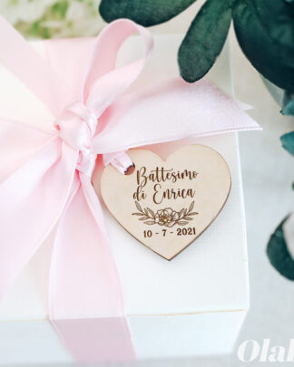 Tag in Legno per Bomboniera Personalizzata con Decoro di Fiorellini