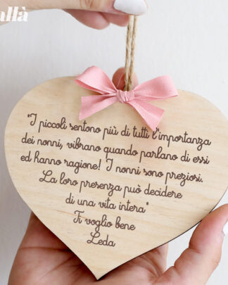 Targhetta da Appendere a Cuore con Fiocco in Legno Inciso Personalizzata con Dedica - Idea Regalo per i Nonni, Festa dei Nonni