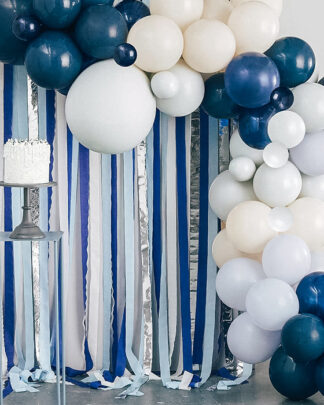 Arco di Palloncini Blu Crema e Argento con Fondale di Nastri - Decorazione per Feste