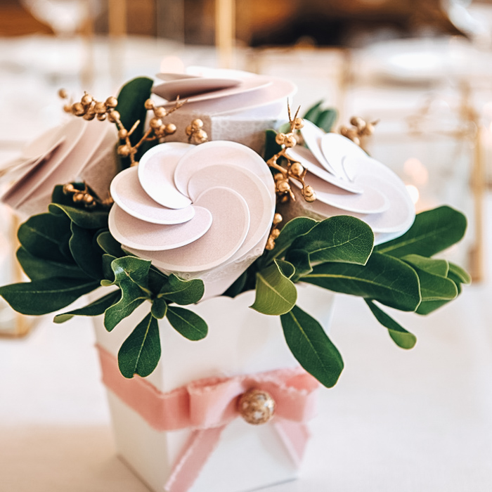 Set di 10 Scatoline Portaconfetti a Forma di Gelato Cono Rosa con Decoro in Pizzo Bianco - immagine 2