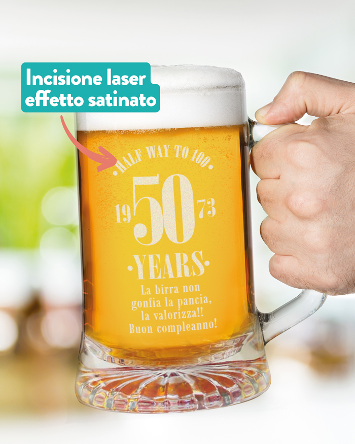 Boccale da Birra Stile Vintage con Manico e Dedica "Half Way To 100 - 1973 - 50 Years" - Idea Regalo per Lui, Papà, Compleanno 50 Anni e per Chi Ama La Birra - immagine 3