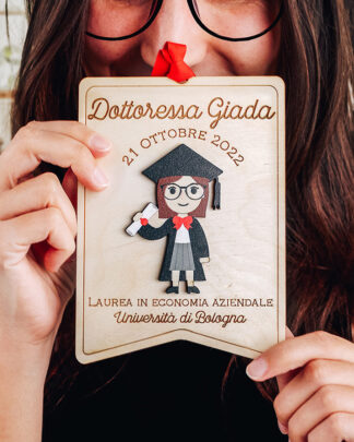 Targhetta Stendardo con Ritratto di Laurea in Legno da Appendere