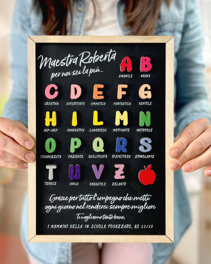 Quadro in Legno a Lavagna Personalizzato con Lettere dell'Alfabeto e Dedica "Maestra per Noi Sei la Più..." - Idea Regalo per Maestra, Fine Anno Scolastico