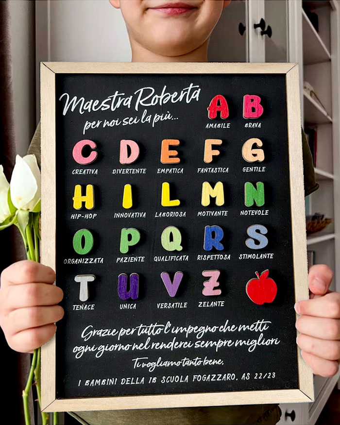 Quadro in Legno a Lavagna Personalizzato con Lettere dell'Alfabeto e Dedica "Maestra per Noi Sei la Più..." - Idea Regalo per Maestra, Fine Anno Scolastico - immagine 2