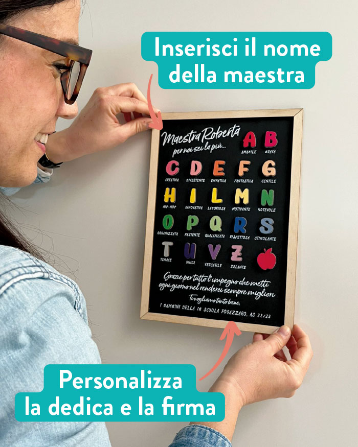 Quadro in Legno a Lavagna Personalizzato con Lettere dell'Alfabeto e Dedica "Maestra per Noi Sei la Più..." - Idea Regalo per Maestra, Fine Anno Scolastico - immagine 3