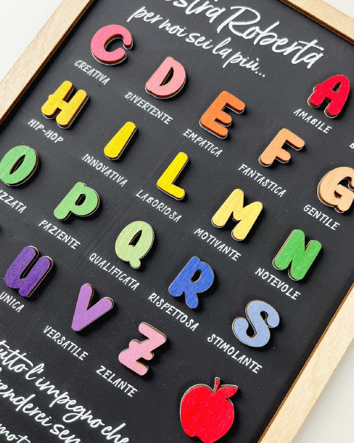 Quadro in Legno a Lavagna Personalizzato con Lettere dell'Alfabeto e Dedica "Maestra per Noi Sei la Più..." - Idea Regalo per Maestra, Fine Anno Scolastico - immagine 5