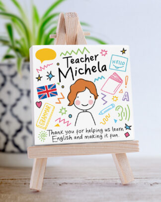 Piastrella di Ceramica Personalizzata per la Maestra d’Inglese con Nome, Dedica e Omino Stilizzato – Idea Regalo Maestra, Fine Anno Scolastico
