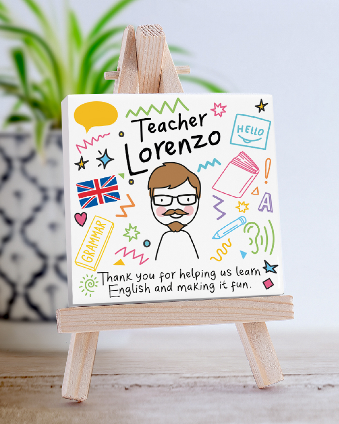 Piastrella di Ceramica Personalizzata per la Maestra d’Inglese con Nome, Dedica e Omino Stilizzato – Idea Regalo Maestra, Fine Anno Scolastico - immagine 3