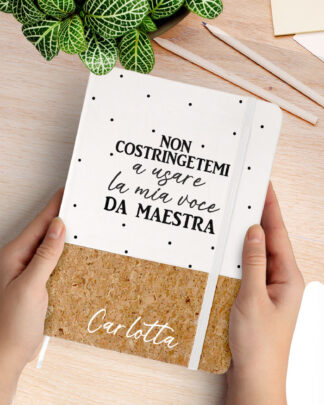 Quaderno Agenda in Sughero "Non Costringetemi A Usare la Mia Voce da Maestra" Personalizzabile con Dedica e Nome - Idea Regalo Originale per Maestre per Fine Anno Scolastico