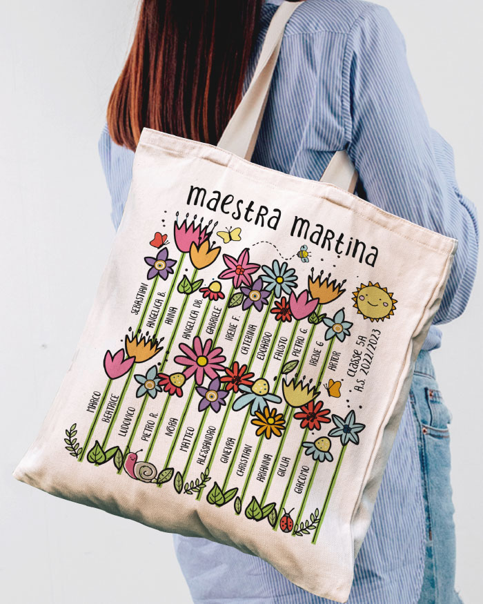 Borsa Shopper Personalizzabile con Fiori, Nomi Alunni e Dedica - Idea Regalo Originale Maestre, Regalo di Classe Fine Anno Scolastico - immagine 3