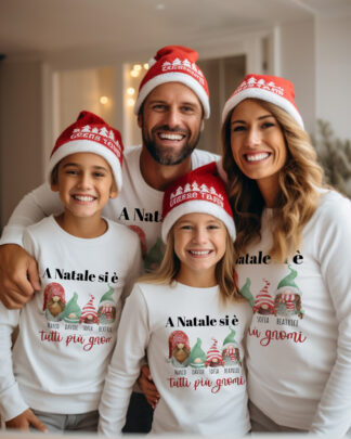 Maglietta Personalizzata di Natale con Gnomi "A Natale Siamo tutti più Gnomi"
