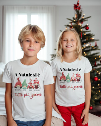 Maglietta Personalizzata per Bambini e Adulti con Gnomi "A Natale Siamo tutti più Gnomi"