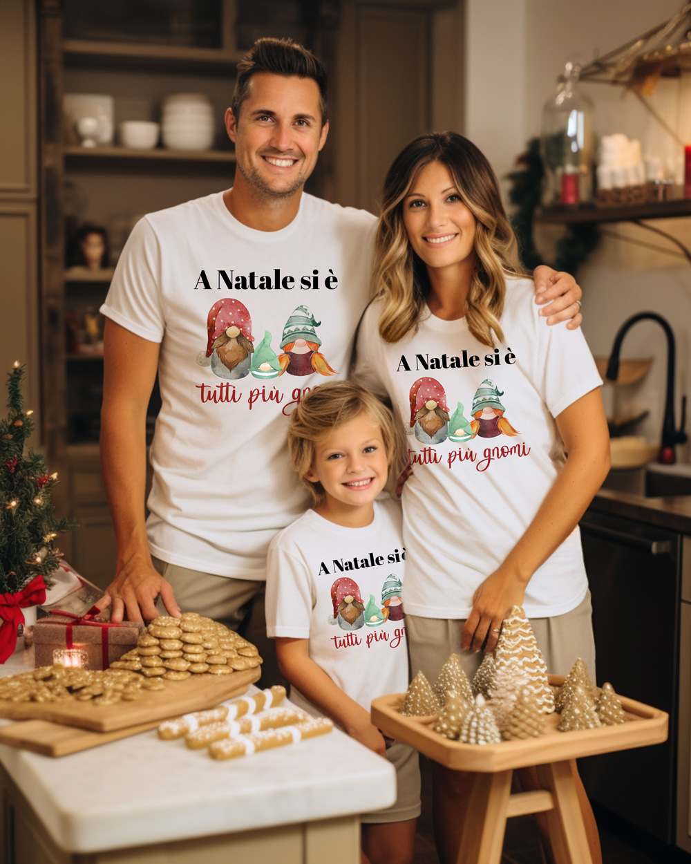 Maglietta Personalizzata per Bambini e Adulti con Gnomi "A Natale Siamo tutti più Gnomi" - immagine 5