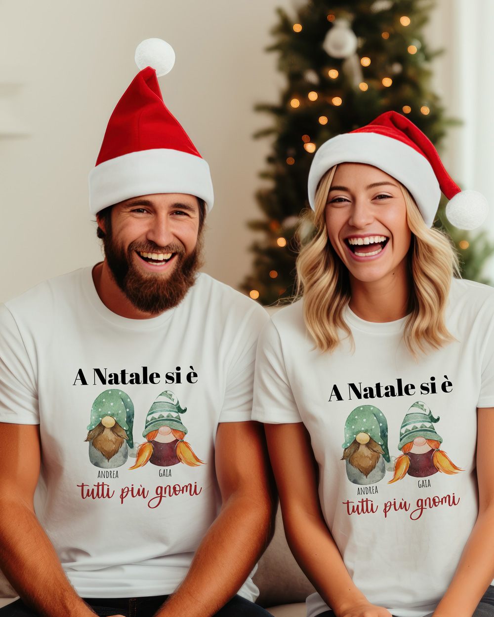 Maglietta Personalizzata per Bambini e Adulti con Gnomi "A Natale Siamo tutti più Gnomi" - immagine 4