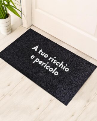 Zerbino Divertente Personalizzato con Scritte Simpatiche “A Tuo Rischio e Pericolo” –  Idea Regalo Divertente e Ironica per la Casa Nuova