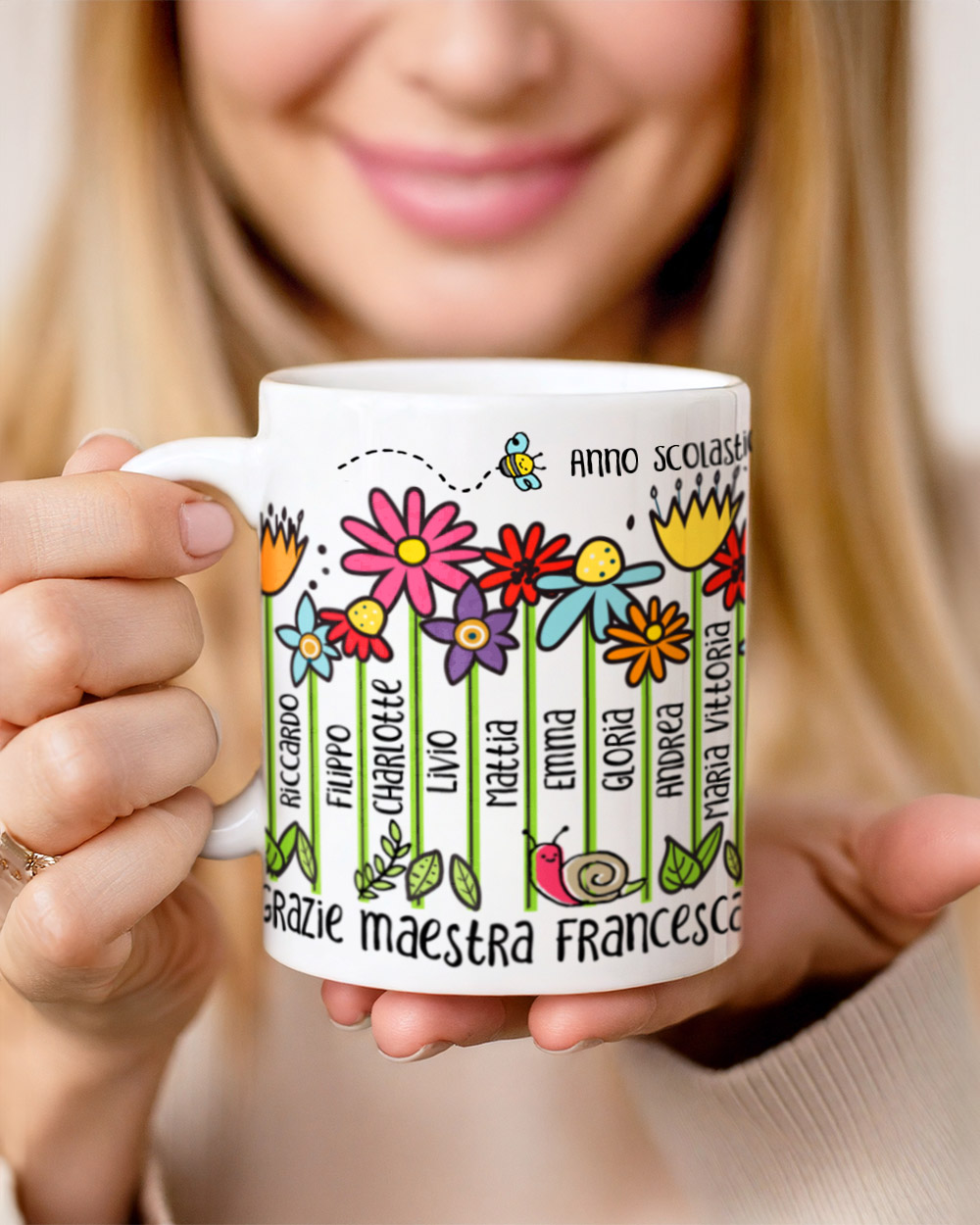 Tazza Personalizzata con Fiori e Nomi dei Bambini - Idea Regalo per Maestra - immagine 6