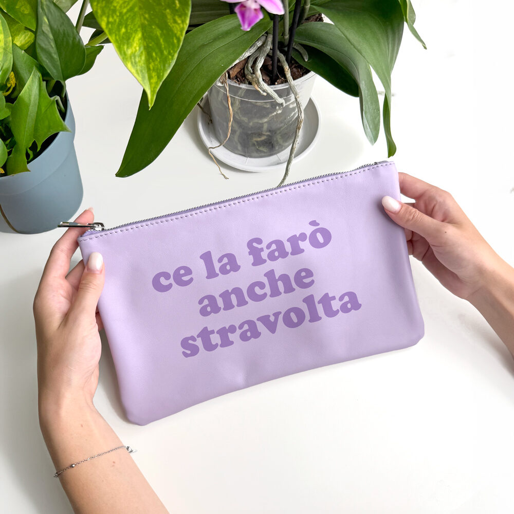 pochette-pelle-colorata-frase-ce-la-.faro-stravolta